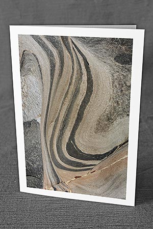 A5-Fotokarte/Klappkarte mit hochwertigem Papierabzug, Einlageblatt und Umschlag. Fototitel: Gebänderter Fels (Klappkarte, Kunstkarte)