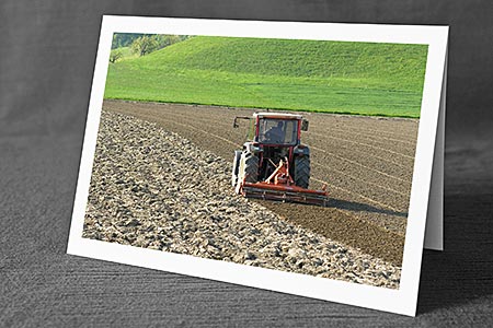 A5-Fotokarte/Klappkarte mit hochwertigem Papierabzug, Einlageblatt und Umschlag. Fototitel: Traktor auf Ackerland (Klappkarte, Kunstkarte)