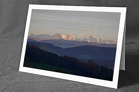 A5-Fotokarte/Klappkarte mit hochwertigem Papierabzug, Einlageblatt und Umschlag. Fototitel: Abendstimmung über dem Emmental mit Eiger, Mönch und Jungfrau (Klappkarte, Kunstkarte)