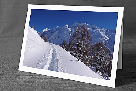 A5-Fotokarte/Klappkarte mit hochwertigem Papierabzug, Einlageblatt und Umschlag. Fototitel: Schneeschuhspur (Klappkarte, Kunstkarte)