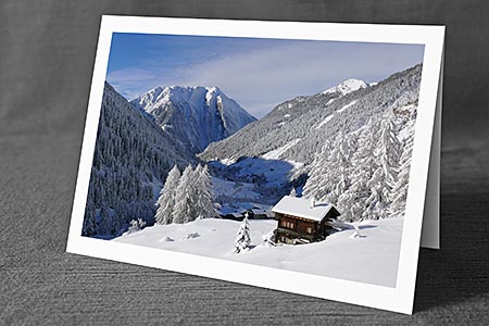 A5-Fotokarte/Klappkarte mit hochwertigem Papierabzug, Einlageblatt und Umschlag. Fototitel: Hütte in frisch verschneiter Berglandschaft (Klappkarte, Kunstkarte)