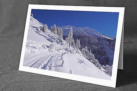 A5-Fotokarte/Klappkarte mit hochwertigem Papierabzug, Einlageblatt und Umschlag. Fototitel: Weg in frisch verschneiter Berglandschaft (Klappkarte, Kunstkarte)