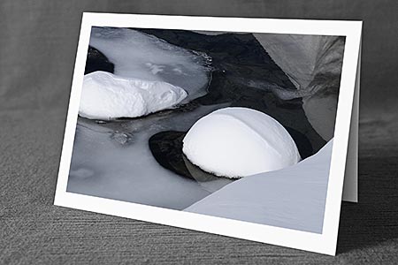 A5-Fotokarte/Klappkarte mit hochwertigem Papierabzug, Einlageblatt und Umschlag. Fototitel: Rund geformte Schneehaube (Klappkarte, Kunstkarte)