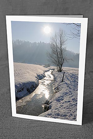 A5-Fotokarte/Klappkarte mit hochwertigem Papierabzug, Einlageblatt und Umschlag. Fototitel: Bach in sonniger Winterlandschaft (Klappkarte, Kunstkarte)