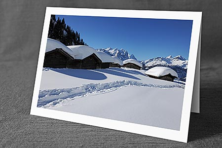 A5-Fotokarte/Klappkarte mit hochwertigem Papierabzug, Einlageblatt und Umschlag. Fototitel: Tief verschneite Alphütten (Klappkarte, Kunstkarte)