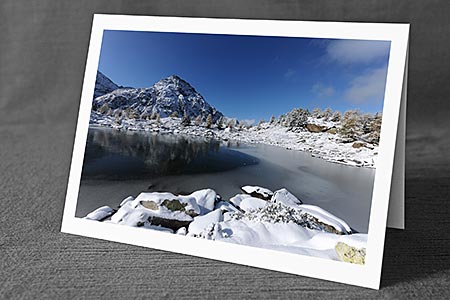 A5-Fotokarte/Klappkarte mit hochwertigem Papierabzug, Einlageblatt und Umschlag. Fototitel: Stimmungsvoll spiegelnde Eisoberfläche (Klappkarte, Kunstkarte)