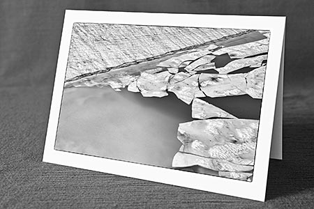 A5-Fotokarte/Klappkarte mit hochwertigem Papierabzug, Einlageblatt und Umschlag. Fototitel: Eisschollen auf Gletschersee (Schwarz/Weiss) (Klappkarte, Kunstkarte)