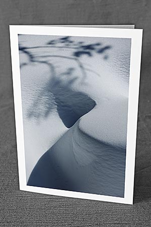 A5-Fotokarte/Klappkarte mit hochwertigem Papierabzug, Einlageblatt und Umschlag. Fototitel: Schattenwurf auf Schneeoberfläche (Klappkarte, Kunstkarte)