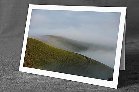 A5-Fotokarte/Klappkarte mit hochwertigem Papierabzug, Einlageblatt und Umschlag. Fototitel: Abschiedskarte Weg in Hügellandschaft (Klappkarte, Kunstkarte)
