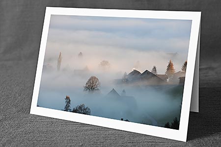 A5-Fotokarte/Klappkarte mit hochwertigem Papierabzug, Einlageblatt und Umschlag. Fototitel: Trauerkarte Nebelgrenze (Klappkarte, Kunstkarte)