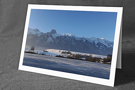 A5-Fotokarte/Klappkarte mit hochwertigem Papierabzug, Einlageblatt und Umschlag. Fototitel: Blick über eine Eisfläche zum Stockhorn (Klappkarte, Kunstkarte)