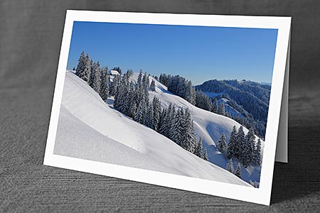 A5-Fotokarte/Klappkarte mit hochwertigem Papierabzug, Einlageblatt und Umschlag. Fototitel: Frisch verschneite Hügellandschaft (Klappkarte, Kunstkarte)