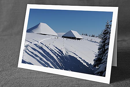 A5-Fotokarte/Klappkarte mit hochwertigem Papierabzug, Einlageblatt und Umschlag. Fototitel: Alphütten in sonniger Winterlandschaft (Klappkarte, Kunstkarte)