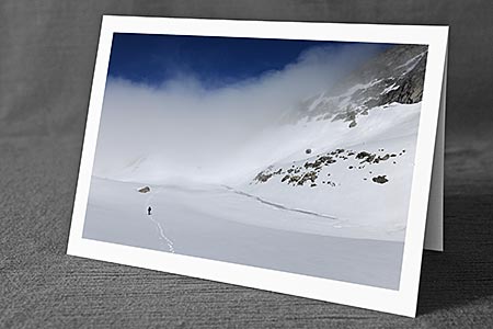 A5-Fotokarte/Klappkarte mit hochwertigem Papierabzug, Einlageblatt und Umschlag. Fototitel: Mensch auf Hochebene (Klappkarte, Kunstkarte)