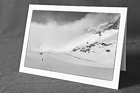 A5-Fotokarte/Klappkarte mit hochwertigem Papierabzug, Einlageblatt und Umschlag. Fototitel: Mensch auf Hochebene (Schwarz/Weiss) (Klappkarte, Kunstkarte)