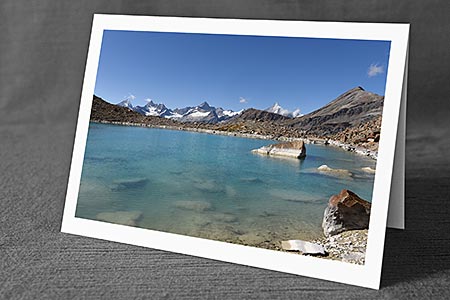 A5-Fotokarte/Klappkarte mit hochwertigem Papierabzug, Einlageblatt und Umschlag. Fototitel: Am Bergsee (Klappkarte, Kunstkarte)