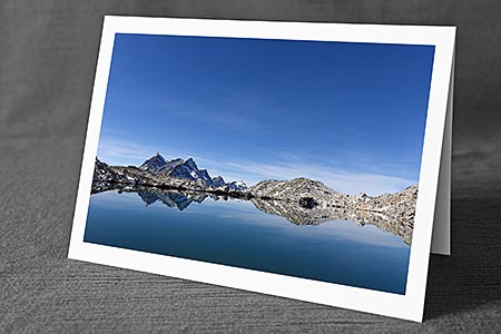A5-Fotokarte/Klappkarte mit hochwertigem Papierabzug, Einlageblatt und Umschlag. Fototitel: Bergkette mit Spiegelbild (Klappkarte, Kunstkarte)