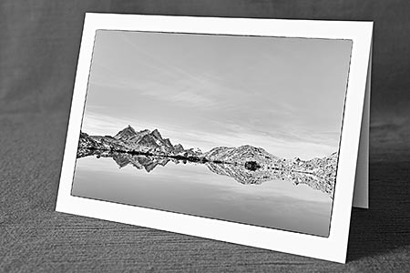 A5-Fotokarte/Klappkarte mit hochwertigem Papierabzug, Einlageblatt und Umschlag. Fototitel: Bergkette mit Spiegelbild (Schwarz/Weiss) (Klappkarte, Kunstkarte)