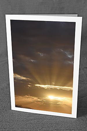 A5-Fotokarte/Klappkarte mit hochwertigem Papierabzug, Einlageblatt und Umschlag. Fototitel: Sonnenstrahlen am Morgenhimmel (Klappkarte, Kunstkarte)