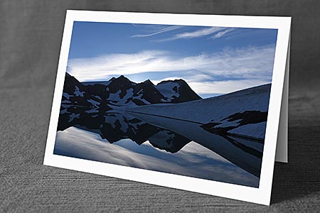 A5-Fotokarte/Klappkarte mit hochwertigem Papierabzug, Einlageblatt und Umschlag. Fototitel: Spiegelung einer hochalpinen Berglandschaft in Bergsee (Klappkarte, Kunstkarte)