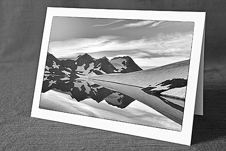 A5-Fotokarte/Klappkarte mit hochwertigem Papierabzug, Einlageblatt und Umschlag. Fototitel: Spiegelung einer hochalpinen Berglandschaft in Bergsee (Schwarz/Weiss) (Klappkarte, Kunstkarte)