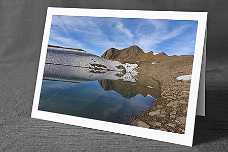 A5-Fotokarte/Klappkarte mit hochwertigem Papierabzug, Einlageblatt und Umschlag. Fototitel: Spiegelung mit speziellem Muster in Berglandschaft (Klappkarte, Kunstkarte)