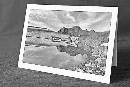 A5-Fotokarte/Klappkarte mit hochwertigem Papierabzug, Einlageblatt und Umschlag. Fototitel: Spiegelung einer kargen Berglandschaft in Bergsee (Schwarz/Weiss) (Klappkarte, Kunstkarte)