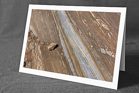 A5-Fotokarte/Klappkarte mit hochwertigem Papierabzug, Einlageblatt und Umschlag. Fototitel: Stein auf strukturiertem Gletscherschliff (Klappkarte, Kunstkarte)