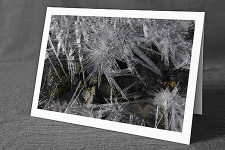 A5-Fotokarte/Klappkarte mit hochwertigem Papierabzug, Einlageblatt und Umschlag. Fototitel: Glitzernde Eiskristalle und Eissterne (Klappkarte, Kunstkarte)