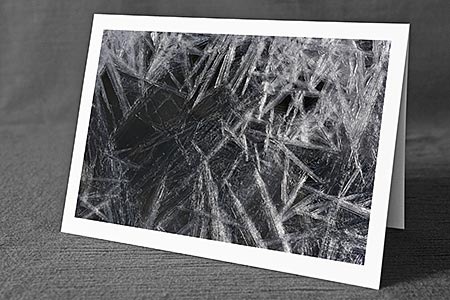 A5-Fotokarte/Klappkarte mit hochwertigem Papierabzug, Einlageblatt und Umschlag. Fototitel: Eiskristalle mit langen, kräftigen Strahlen (Klappkarte, Kunstkarte)