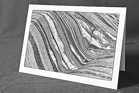 A5-Fotokarte/Klappkarte mit hochwertigem Papierabzug, Einlageblatt und Umschlag. Fototitel: Strukturen im Gletscherschliff (Schwarz/Weiss) (Klappkarte, Kunstkarte)