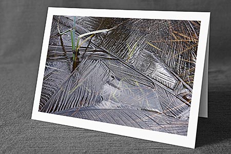 A5-Fotokarte/Klappkarte mit hochwertigem Papierabzug, Einlageblatt und Umschlag. Fototitel: Dünne, interessant strukturierte Eisschicht (Klappkarte, Kunstkarte)