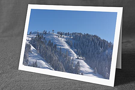 A5-Fotokarte/Klappkarte mit hochwertigem Papierabzug, Einlageblatt und Umschlag. Fototitel: Stall in Winterlandschaft (Klappkarte, Kunstkarte)