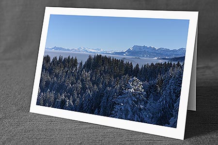 A5-Fotokarte/Klappkarte mit hochwertigem Papierabzug, Einlageblatt und Umschlag. Fototitel: Verschneiter Wald und Aussicht zum Pilatus (Klappkarte, Kunstkarte)