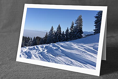 A5-Fotokarte/Klappkarte mit hochwertigem Papierabzug, Einlageblatt und Umschlag. Fototitel: Schneeverwehungen, leicht verschneite Tannen und Nebelmeer (Klappkarte, Kunstkarte)