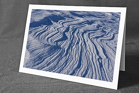 A5-Fotokarte/Klappkarte mit hochwertigem Papierabzug, Einlageblatt und Umschlag. Fototitel: Vom Wind geformte Schneeoberfläche (Klappkarte, Kunstkarte)
