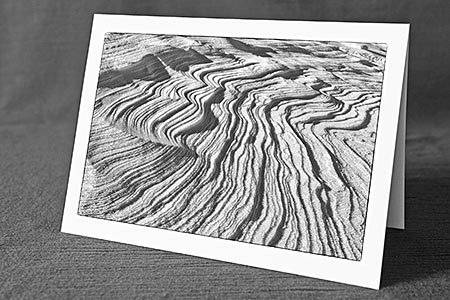 A5-Fotokarte/Klappkarte mit hochwertigem Papierabzug, Einlageblatt und Umschlag. Fototitel: Vom Wind geformte Schneeoberfläche (Schwarz/Weiss) (Klappkarte, Kunstkarte)