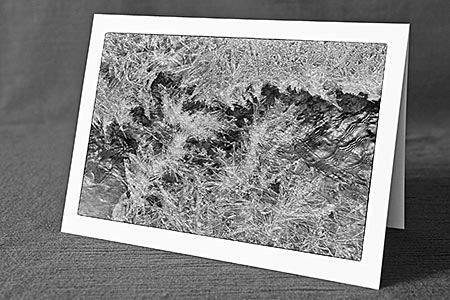 A5-Fotokarte/Klappkarte mit hochwertigem Papierabzug, Einlageblatt und Umschlag. Fototitel: Weihnachtskarte Eiskristalle (schwarzweiss) (Klappkarte, Kunstkarte)