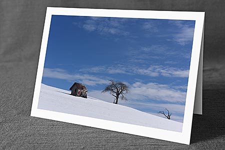 A5-Fotokarte/Klappkarte mit hochwertigem Papierabzug, Einlageblatt und Umschlag. Fototitel: Kleines Haus in weiter Landschaft (Klappkarte, Kunstkarte)