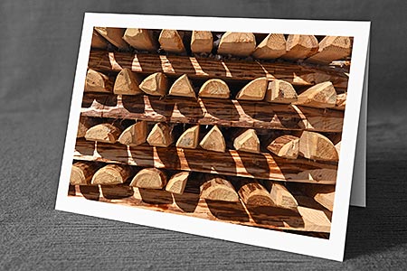 A5-Fotokarte/Klappkarte mit hochwertigem Papierabzug, Einlageblatt und Umschlag. Fototitel: Holzstapel (Klappkarte, Kunstkarte)