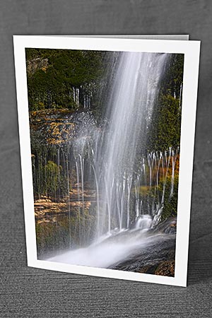 A5-Fotokarte/Klappkarte mit hochwertigem Papierabzug, Einlageblatt und Umschlag. Fototitel: Idyllischer Wasserfall (Klappkarte, Kunstkarte)