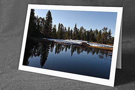A5-Fotokarte/Klappkarte mit hochwertigem Papierabzug, Einlageblatt und Umschlag. Fototitel: Waldsee mit Spiegelbild (Klappkarte, Kunstkarte)