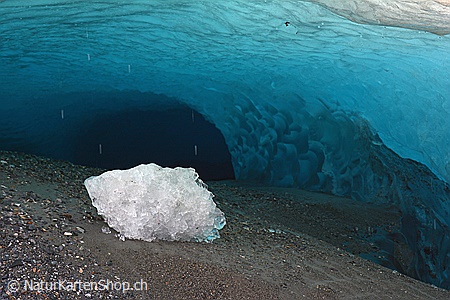 A5-Fotokarte/Klappkarte mit hochwertigem Papierabzug, Einlageblatt und Umschlag. Fototitel: Eisstück in Gletscherhöhle (Klappkarte, Kunstkarte)