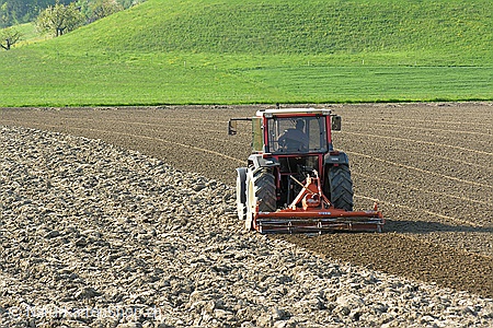 A5-Fotokarte/Klappkarte mit hochwertigem Papierabzug, Einlageblatt und Umschlag. Fototitel: Traktor auf Ackerland (Klappkarte, Kunstkarte)