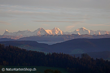 A5-Fotokarte/Klappkarte mit hochwertigem Papierabzug, Einlageblatt und Umschlag. Fototitel: Abendstimmung über dem Emmental mit Eiger, Mönch und Jungfrau (Klappkarte, Kunstkarte)