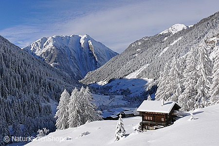 A5-Fotokarte/Klappkarte mit hochwertigem Papierabzug, Einlageblatt und Umschlag. Fototitel: Hütte in frisch verschneiter Berglandschaft (Klappkarte, Kunstkarte)