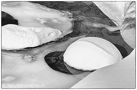 A5-Fotokarte/Klappkarte mit hochwertigem Papierabzug, Einlageblatt und Umschlag. Fototitel: Rund geformte Schneehaube (Schwarz/Weiss) (Klappkarte, Kunstkarte)