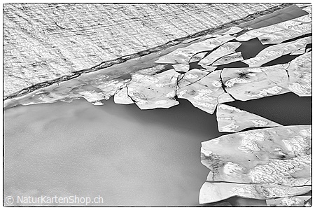 A5-Fotokarte/Klappkarte mit hochwertigem Papierabzug, Einlageblatt und Umschlag. Fototitel: Eisschollen auf Gletschersee (Schwarz/Weiss) (Klappkarte, Kunstkarte)