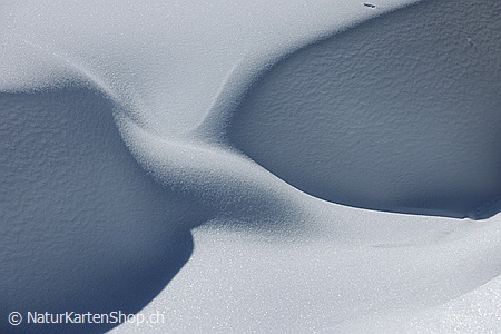 A5-Fotokarte/Klappkarte mit hochwertigem Papierabzug, Einlageblatt und Umschlag. Fototitel: Kunstvoll geformte Schneeverwehung (Klappkarte, Kunstkarte)