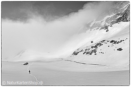 A5-Fotokarte/Klappkarte mit hochwertigem Papierabzug, Einlageblatt und Umschlag. Fototitel: Mensch auf Hochebene (Schwarz/Weiss) (Klappkarte, Kunstkarte)